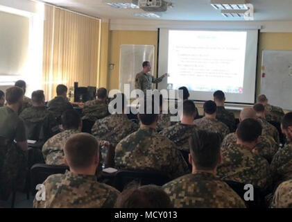 Il lettone delle forze armate nazionali (NAF) terreno vigore della brigata di fanteria Tactical Air parte di controllo (TACP) ha eseguito la loro qualificazione annuale corso di sviluppo marzo 20 - 29, 2018 in lettone Defence Academy, Riga, Lettonia per entrambi i certificati terminale comune centraline di attacco (JTACs) e candidati per questa posizione. Foto Stock