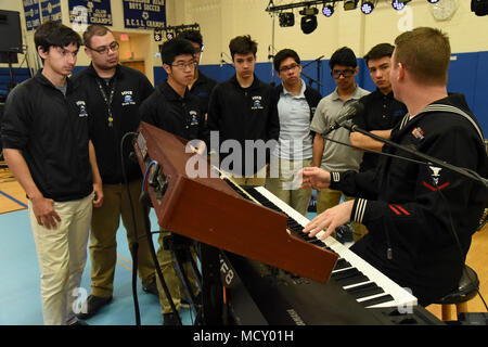 HARRISON, New Jersey (20 marzo 2018) musicista di terza classe Registro di Gene, nativo di Pensacola, Florida, detiene una clinica con i membri della band e gli appassionati di musica da Harrison High School. I musicisti di banda della marina nord-est, rock band, Rhode Island Sound ha parlato agli studenti circa la loro pratica dei metodi diversi background musicali e auditioning esperienze con gli Stati Uniti Navy prima di tenere un concerto per più di 600 gli studenti a scuola. Foto Stock