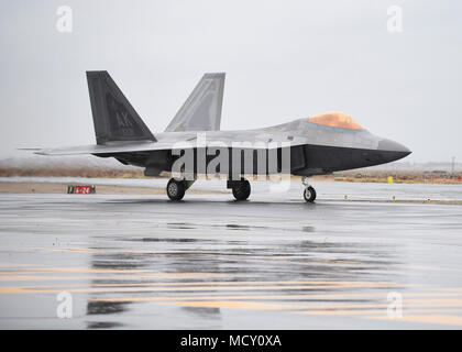 Un U.S. Air Force F-22 Raptor taxi dopo lo sbarco in generale William J. Fox Airfield in Lancaster, California, 22 marzo 2018. La F-22 è il principale attore di quest anno per la Contea di Los Angeles tenuto Airshow all'aeroporto. Foto Stock