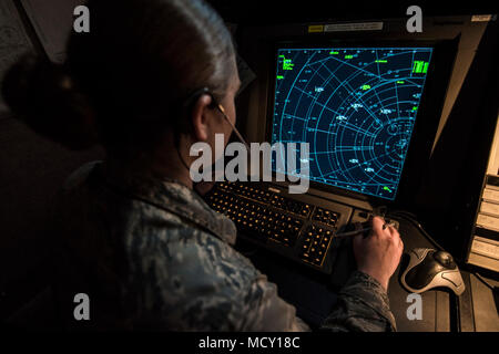 Un controllore del traffico aereo i treni su un simulatore di approccio radar di controllo(RAPCON) impianto Marzo 22, 2018 a Vance Air Force Base, Okla. Il simulatore di treni aviatori di giorno in giorno il traffico aereo scenari. Foto Stock