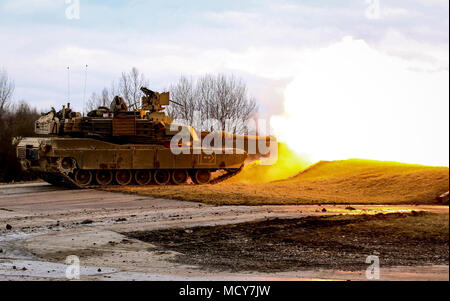 Un M1 Abrams serbatoio dal 5° Stormo, 4° reggimento di cavalleria, 2° Brigata corazzate contro la squadra, 1a divisione di fanteria, incendi di un round durante un combinato di armi fuoco vivo esercizio (CALFEX) a Grafenwoehr Area Formazione, Germania, Mar 28, 2018. Foto Stock