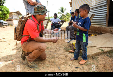 Stati Uniti Marine Corps Sgt. Giovanni Rivera, 346 Aria Gruppo Expeditionary gli affari civili membro del team, saluta un bambino nella provincia Cémaco, Panama, Marzo 28, 2018 , durante la fase di esercizio di nuovi orizzonti 2018. Il gli affari civili team viaggiato a villaggi locali in tutto il sud della regione di Panama per informare la gente del luogo dell'assistenza Nuovi Orizzonti 2018 porterà alla loro area. Foto Stock