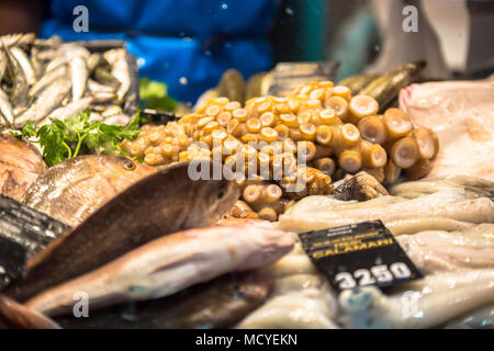 Frutti di mare e pesce polpo venduti nel mercato Queen Victoria, Melbourne, Victoria, Australia, Oceania. Foto Stock