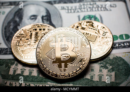 Bitcoin. Bitcoins oro su un centinaio di dollari close up Foto Stock