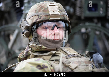 US Army gunners da Archer batteria, 2° plotone, quarta sezione, campo squadrone di artiglieria, 2° reggimento di cavalleria effettuare una missione sulla M777 obice. In questa foto: Privato Carr esercizio anteriore dinamico 18 comprende circa 3.700 partecipanti provenienti da 26 nazioni a U.S. Dell'armata di Grafenwoehr Area Formazione (Germania), dal 23 febbraio-marzo 10, 2018. Dynamic Front è un annuale U.S. Esercito Europa (USAREUR) esercizio incentrati sull'interoperabilità di U.S. Esercito, servizio comune e allied nazione artiglieria e fuoco di supporto in un ambiente multinazionale, dal teatro-sede di livello target di identificazione Foto Stock