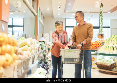 Coppia senior shopping nel supermercato Foto Stock