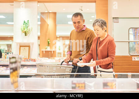 Coppia senior shopping nel supermercato Foto Stock