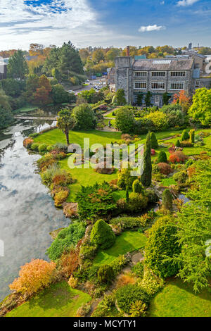 Guardando verso il basso sui giardini ornamentali a corte Kilver dal viadotto ferroviario che scorre attraverso di esse in Shepton Mallett, Somerset, Inghilterra, Regno Unito Foto Stock