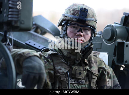 US Army gunners da Archer batteria, 2° plotone, quarta sezione, campo squadrone di artiglieria, 2° reggimento di cavalleria effettuare una missione sulla M777 obice. In questa foto: Specialista Norjinbal esercizio anteriore dinamico 18 comprende circa 3.700 partecipanti provenienti da 26 nazioni a U.S. Dell'armata di Grafenwoehr Area Formazione (Germania), dal 23 febbraio-marzo 10, 2018. Dynamic Front è un annuale U.S. Esercito Europa (USAREUR) esercizio incentrati sull'interoperabilità di U.S. Esercito, servizio comune e allied nazione artiglieria e fuoco di supporto in un ambiente multinazionale, dal teatro-livello identifyi sede Foto Stock