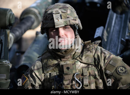 US Army gunners da Archer batteria, 2° plotone, quarta sezione, campo squadrone di artiglieria, 2° reggimento di cavalleria effettuare una missione sulla M777 obice. In questa foto: Specialista Lugo esercizio anteriore dinamico 18 comprende circa 3.700 partecipanti provenienti da 26 nazioni a U.S. Dell'armata di Grafenwoehr Area Formazione (Germania), dal 23 febbraio-marzo 10, 2018. Dynamic Front è un annuale U.S. Esercito Europa (USAREUR) esercizio incentrati sull'interoperabilità di U.S. Esercito, servizio comune e allied nazione artiglieria e fuoco di supporto in un ambiente multinazionale, dal teatro-quartier generale livello di identificazione di tar Foto Stock