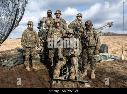 US Army gunners da Archer batteria, 2° plotone, quarta sezione, campo squadrone di artiglieria, 2° reggimento di cavalleria effettuare una missione sulla M777 obice. Esercizio anteriore dinamico 18 comprende circa 3.700 partecipanti provenienti da 26 nazioni a U.S. Dell'armata di Grafenwoehr Area Formazione (Germania), dal 23 febbraio-marzo 10, 2018. Dynamic Front è un annuale U.S. Esercito Europa (USAREUR) esercizio incentrati sull'interoperabilità di U.S. Esercito, servizio comune e allied nazione artiglieria e fuoco di supporto in un ambiente multinazionale, dal teatro-livello sede identificare bersagli per pistola equipaggi cordini di trazione Foto Stock