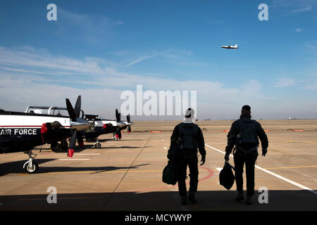 Lt. Col. Alexander Heyman, Commander, 71st studente squadrone e 2° Lt. Mitchel Bie Vance studente pilota, cammina fuori ad un T-6un texano II, 8 marzo 2018, Vance Air Force Base, Okla. La T-6un texano II è un singolo motore, due-sedile istruttore primaria destinata alla formazione dei piloti dello studente in base di volo di competenze comuni a U.S. Air Force piloti. (U.S. Air Force foto di Airman Zachary guarire) Foto Stock