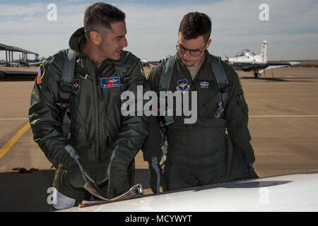 Lt. Col. Alexander Heyman, Commander, 71st studente Squadron, va oltre la fase di pre-flight checklist con seconda Lt. Mitchel Bie, uno studente pilota a Vance, prima del Bie 'Dollaro Ride' 8 marzo, 2018, Vance Air Force Base, Okla. Heyman e Bie è andato alla stessa highschool: Sycamore High School, Cincinnati, Ohio. (U.S. Air Force foto di Airman Zachary guarire) Foto Stock