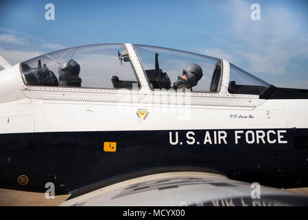 Lt. Col. Alexander Heyman, Commander, 71st studente squadrone e 2° Lt. Mitchel Bie Vance studente pilota, pronti per il decollo in un T-6un texano II, 8 marzo 2018, Vance Air Force Base, Okla. La T-6 è il primo aereo gli studenti che frequentano corsi di laurea specialistica formazione pilota imparare a volare prima di passare a più aerei specializzati. (U.S. Air Force foto di Airman Zachary guarire) Foto Stock