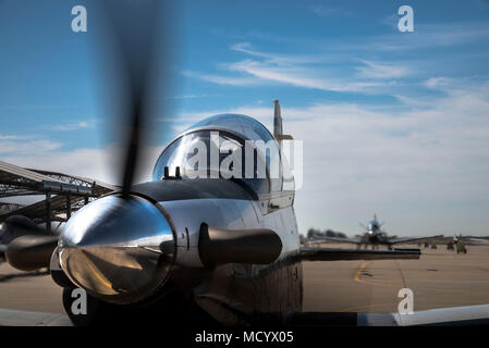 Lt. Col. Alexander Heyman, Commander, 71st studente squadrone e 2° Lt. Mitchel Bie Vance studente pilota, pronti per il decollo in un T-6un texano II, 8 marzo 2018, Vance Air Force Base, Okla. A causa della sua spinta eccellente rapporto peso-, il velivolo può eseguire una salita iniziale di 3.100 metri al minuto e può raggiungere 18.000 piedi in meno di 6 minuti. (U.S. Air Force foto di Airman Zachary guarire) Foto Stock