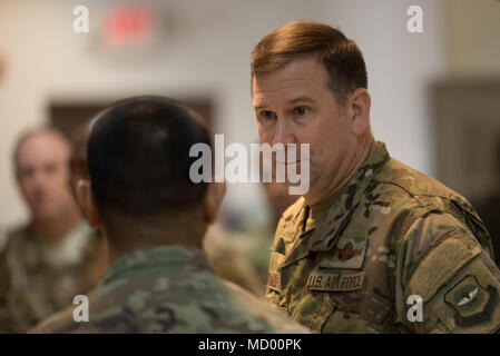 Il Mag. Gen. Christopher J. Bence, comandante dell'U.S. Aria forza expeditionary centro, tours le strutture del 8° Expeditionary Aria Mobilità squadrone di Al Udeid Air Base, Qatar, Marzo 4, 2018. La visita, parte di nove giorni di tour di vari componenti del 521st Aria Mobilità ala operazioni, purché Bence l opportunità di vedere le operazioni quotidiane di 8 EAMS, osservare il modo in cui portare a termine la loro missione e di commemorare un pochi aviatori selezionati per le loro prestazioni eccezionali. (U.S. Air Force photo by Staff Sgt. Joshua Horton) Foto Stock