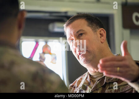 Il Mag. Gen. Christopher J. Bence, comandante dell'U.S. Aria forza expeditionary centro, tours le strutture del 8° Expeditionary Aria Mobilità squadrone di Al Udeid Air Base, Qatar, Marzo 4, 2018. La visita, parte di nove giorni di tour di vari componenti del 521st Aria Mobilità ala operazioni, purché Bence l opportunità di vedere le operazioni quotidiane di 8 EAMS, osservare il modo in cui portare a termine la loro missione e di commemorare un pochi aviatori selezionati per le loro prestazioni eccezionali. (U.S. Air Force photo by Staff Sgt. Joshua Horton) Foto Stock