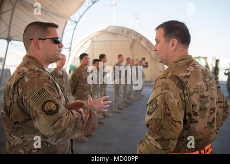 Il Mag. Gen. Christopher J. Bence, comandante dell'U.S. Aria forza expeditionary centro, tours le strutture del 8° Expeditionary Aria Mobilità squadrone di Al Udeid Air Base, Qatar, Marzo 4, 2018. La visita, parte di nove giorni di tour di vari componenti del 521st Aria Mobilità ala operazioni, purché Bence l opportunità di vedere le operazioni quotidiane di 8 EAMS, osservare il modo in cui portare a termine la loro missione e di commemorare un pochi aviatori selezionati per le loro prestazioni eccezionali. (U.S. Air Force photo by Staff Sgt. Joshua Horton) Foto Stock