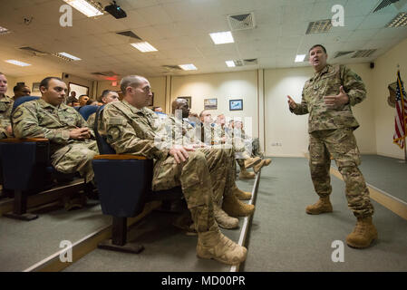 Il Mag. Gen. Christopher J. Bence, comandante dell'U.S. Aria forza expeditionary centro, tours le strutture del 8° Expeditionary Aria Mobilità squadrone di Al Udeid Air Base, Qatar, Marzo 4, 2018. La visita, parte di nove giorni di tour di vari componenti del 521st Aria Mobilità ala operazioni, purché Bence l opportunità di vedere le operazioni quotidiane di 8 EAMS, osservare il modo in cui portare a termine la loro missione e di commemorare un pochi aviatori selezionati per le loro prestazioni eccezionali. (U.S. Air Force photo by Staff Sgt. Joshua Horton) Foto Stock