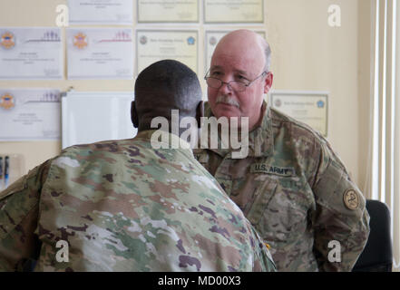 Yavoriv, Ucraina - Comando Sgt. Il Mag. Anthony McLean il ventisettesimo della brigata di fanteria combattere del Team senior soldato arruolato è impegnato in conversazione con Sgt. 1. Classe David Peeney di Schenectady, NY, assegnato al Comune di multinazionale del gruppo di formazione - Ucraina. Attualmente più di 220 New York Esercito Nazionale soldati di guardia sono assegnati al Combat Training Center dove ci stanno aiutando a mentor unità ucraine nel loro lavoro per raggiungere l'interoperabilità della NATO. Foto Stock