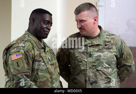 Yavoriv, Ucraina - Comando Sgt. Il Mag. Anthony McLean il ventisettesimo della brigata di fanteria combattere del Team senior soldato arruolato è impegnato in conversazione con Sgt. 1. Classe Jeremy Jaskowiak di Grand Island, NY, assegnato al Comune di multinazionale del gruppo di formazione - Ucraina. Attualmente più di 220 New York Esercito Nazionale soldati di guardia sono assegnati al Combat Training Center dove ci stanno aiutando a mentor unità ucraine nel loro lavoro per raggiungere l'interoperabilità della NATO. Foto Stock