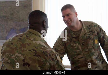 Yavoriv, Ucraina - Comando Sgt. Il Mag. Anthony McLean il ventisettesimo della brigata di fanteria combattere del Team senior soldato arruolato è impegnato in conversazione con Sgt. 1. Classe Derek Vasquez della West Seneca, NY, assegnato al Comune di multinazionale del gruppo di formazione - Ucraina. Attualmente più di 220 New York Esercito Nazionale soldati di guardia sono assegnati al Combat Training Center dove ci stanno aiutando a mentor unità ucraine nel loro lavoro per raggiungere l'interoperabilità della NATO. Foto Stock