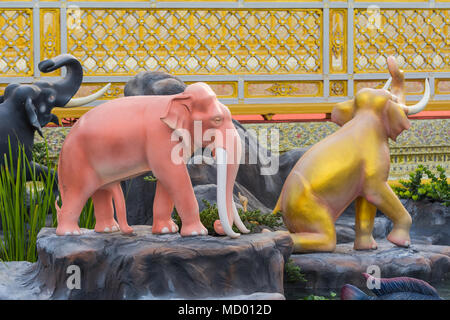 Bangkok, Tailandia - 25 dicembre 2017: Elephant scultura, l'animale in letteratura Thailandese Himmapan per decorare il Royal crematorio del Re Rama IX ex Foto Stock