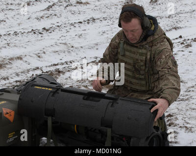 Un soldato britannico assegnato alla luce dragoni pacchi su un carro armato principale di nuova generazione Anti-Tank luce arma (MBT LEGGE) dopo una mattinata di sparare a loro in un campo vicino al Bemowo Piskie Area Formazione, Polonia, 7 marzo 2018. Questi soldati sono parte dell'esclusiva, multinazionale gruppo di combattimento composta di Stati Uniti, Regno Unito, croato e soldati rumeni che servono con il polacco della XV Brigata meccanizzata come una forza di dissuasione nel nord-est della Polonia a sostegno della NATO in avanti rafforzata presenza. (U.S. Esercito foto di Spc. Andrew McNeil/ 22 Mobile degli affari pubblici distacco) Foto Stock