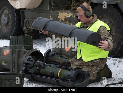 Un soldato britannico assegnato alla luce dragoni pacchi su un carro armato principale di nuova generazione Anti-Tank luce arma (MBT LEGGE) dopo una mattinata di sparare a loro in un campo vicino al Bemowo Piskie Area Formazione, Polonia, 7 marzo 2018. Questi soldati sono parte dell'esclusiva, multinazionale gruppo di combattimento composta di Stati Uniti, Regno Unito, croato e soldati rumeni che servono con il polacco della XV Brigata meccanizzata come una forza di dissuasione nel nord-est della Polonia a sostegno della NATO in avanti rafforzata presenza. (U.S. Esercito foto di Spc. Andrew McNeil/ 22 Mobile degli affari pubblici distacco) Foto Stock