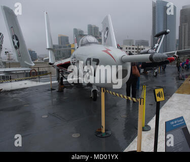 Il F9F-8P Cougar era una portaerei a base di aerei da combattimento per la marina degli Stati Uniti. Il velivolo è ora in battuta sul ponte della portaerei USS Midway (CV-41) a San Diego. Il F9F-8 è stato prodotto per la prima volta nel mese di aprile del 1954. La USS Midway era l'America lungo-servizio portaerei del xx secolo, dal 1945 al 1992. Circa 200.000 marinai servito a bordo della nave durante il suo tempo in servizio. Nota per diversi aviazione navale conquiste come pure numerose missioni umanitarie. Era il solo veicolo a servire l intera lunghezza della guerra fredda e oltre. Ora è ormeggiato Foto Stock