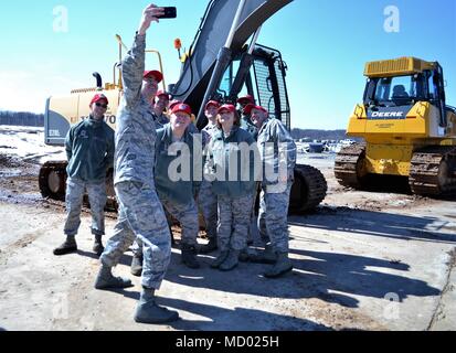 Master Chief Sgt. Ronald C. Anderson, comando Capo Comandante Sergente della Air National Guard, prende un selfie con membri della 201st ingegnere rapidamente dispiegabile operativi pesanti squadrone di riparazione Engineer Squadron, det. 1, e il tenente Gen. L. Scott Riso, direttore del ANG, Horsham aria stazione di guardia, 11 marzo 2018. Il tenente generale e il comando Capo Comandante Sergente ha ricevuto alcune mani sulle esperienze con le missioni delle varie unità in attacco 111ala. (U.S. Air National Guard foto di Tech. Sgt. Andria Allmond) Foto Stock