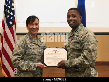 Col. Debra Lovette, 81st formazione Wing Commander, presenta Capt. Edwin Pratt, 81st TRW delegato, con un certificato di riconoscimento nel corso di un comandante di chiamata a tutti al Bay Breeze Event Center Marzo 5, 2018 su Keesler Air Force Base, Mississippi. Pratt è stato presentato con una stella di bronzo per il meritorio conseguimento maggio 2016, attraverso nov. 2016. (U.S. Air Force foto di Kemberly Groue) Foto Stock