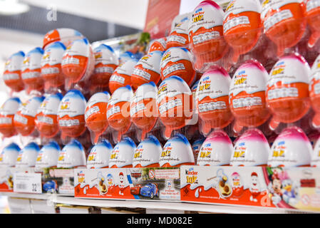 Kinder le uova sulla vendita in Tailandia Foto Stock