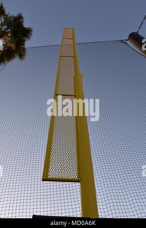 Giallo campo di destra fallo pole a baseball stadium Foto Stock