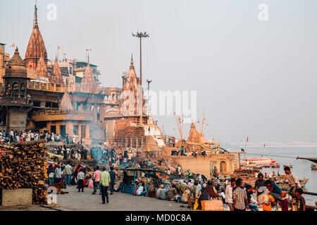 Varanasi, India - 23 Novembre 2017 : Manikarnika Ghat con fiume Gange Foto Stock