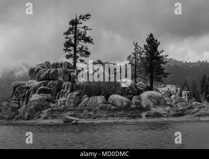 Una tempesta di montagna rotoli in oltre a Boulder Island in California montagne. Bianco e Nero modifica Foto Stock