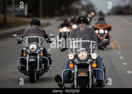 Stati Uniti Marine Corps Master Sgt. Chris Campo, ritirato e il Mag. Gen. John K. Amore, comandante generale, seconda divisione Marine (2d MARDIV), conduce una divisione moto a Fort Macon, N.C., 28 marzo 2018. 2d MARDIV condotta un gruppo ride promuovere sicurezza equitazione, comradery e mentoring. Foto Stock