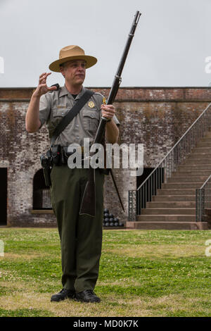 Benjamin Fleming, ranger del parco di Fort Macon State Park, discusso la storia sul 1864 Springfield fucile a Fort Macon, N.C., 28 marzo 2018. Seconda Divisione Marine ha condotto un gruppo di moto cavalcata al fort promuovere sicurezza equitazione, comradery e mentoring. Foto Stock