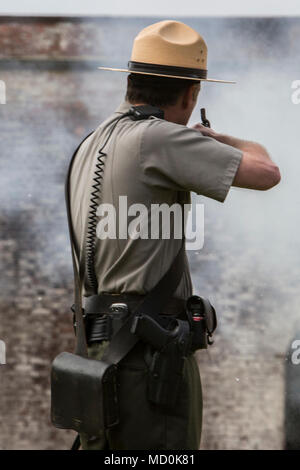 Benjamin Fleming, ranger del parco di Fort Macon State Park, dimostra come il fuoco del 1864 Springfield fucile a Fort Macon, N.C., 28 marzo 2018. Seconda Divisione Marine ha condotto un gruppo di moto cavalcata al fort promuovere sicurezza equitazione, comradery e mentoring. Foto Stock