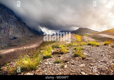 Il paesaggio della valle di montagna al tramonto cielo nuvoloso sfondo in Kazakistan Foto Stock