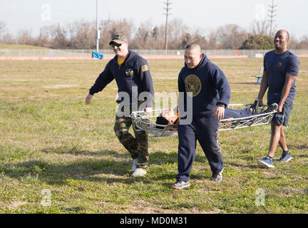 NORFOLK, Virginia (Mar. 28, 2018) -- Chief sottufficiali da USS Gerald Ford (CVN 78) e Carrier Strike gruppo 2 partecipare all'Hampton Roads Capra sfida di bloccaggio a Admiral Slade taglierina Park. Questa sfida annuale onora il giorno del compleanno di rango di chief petty officer e comprende capi che rappresentano diversi Hampton Roads Area comandi. Foto Stock