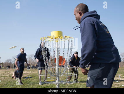 NORFOLK, Virginia (Mar. 28, 2018) -- Chief sottufficiali da USS Gerald Ford (CVN 78) e Carrier Strike gruppo 2 partecipare all'Hampton Roads Capra sfida di bloccaggio a Admiral Slade taglierina Park. Questa sfida annuale onora il giorno del compleanno di rango di chief petty officer e comprende capi che rappresentano diversi Hampton Roads Area comandi. Foto Stock