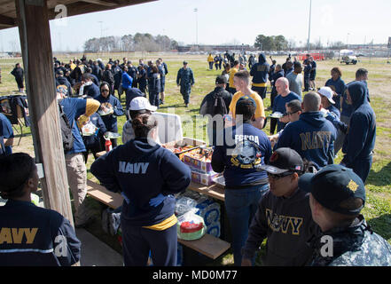 NORFOLK, Virginia (Mar. 28, 2018) -- i membri della USS Gerald Ford (CVN 78) Prima Classe Sottufficiali attesa di associazione di una raccolta di fondi durante l'Hampton Roads armadietto di capra sfida a Admiral Slade taglierina Park. Questa sfida annuale onora il giorno del compleanno di rango di chief petty officer e comprende capi che rappresentano diversi Hampton Roads Area comandi. Foto Stock