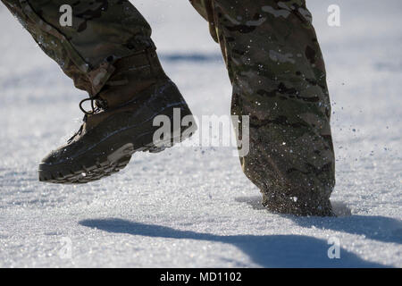 Un paracadutisti assegnato alla quarta brigata di fanteria combattere Team (airborne), XXV divisione di fanteria, U.S. Esercito di Alaska, fa il suo modo attraverso la coperta di neve campo a discesa Malemute Zona, Base comune Elmendorf-Richardson, Alaska, Marzo 22, 2018. I soldati del 4/25 appartengono al solo American airborne brigade nel Pacifico e sono addestrati per eseguire le manovre di volo in condizioni di freddo intenso/ambienti ad altitudini elevate a sostegno di combattimento, di formazione e di aiuto in caso di catastrofe. Foto Stock