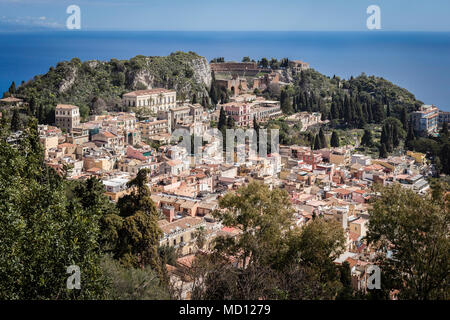 Città di Taormina con il Mar Ionio sullo sfondo, in Sicilia. Foto Stock