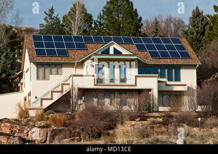 I pannelli solari montati sul tetto di una casa a Boise, Idaho Foto Stock