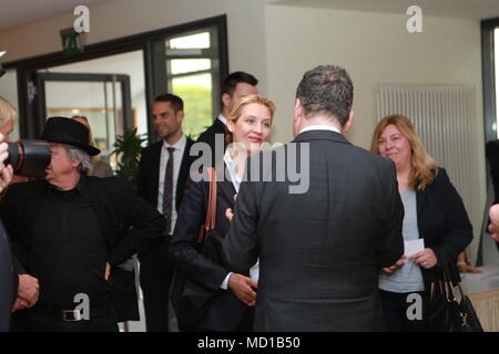 Berlino, Germania. Xvii Apr, 2018. Berlino: Alice Weidel dell'AfD party presso il ricevimento annuale della Confederazione di profughi presso l'Hotel Aquino Tagungszentrum/Katholische Akademie. Essa si erge a leggio. Credito: Simone Kuhlmey/Pacific Press/Alamy Live News Foto Stock