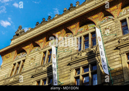 Edificio Zivnobanka con bandiere di pubblicità dell'azienda cinese CEFC China Energy, Na Příkope, Praga, Repubblica Ceca Foto Stock