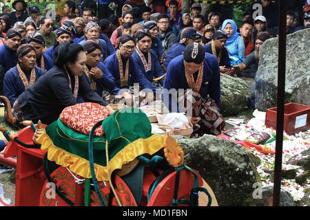 Yogyakarta, Indonesia. Xvii Apr, 2018. Centinaia di Yogyakarta palace agenti noti come Abdi Ndalem detenute processione Labuhan o Larungan Merapi ai piedi del Monte Merapi Yogyakarta. Essi hanno portato l'offerta di un qualche tipo di panno heirlom del sultano di Yogyakarta Palace e il cibo in forma di riso e carne di pollo in pezzi. Credito: Devi Rahman/Pacific Press/Alamy Live News Foto Stock