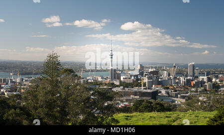 Vista sul centro di Auckland e sulla Skytower dal punto panoramico di Mount Eden sopra la città, la Nuova Zelanda, l'Isola del Nord Foto Stock